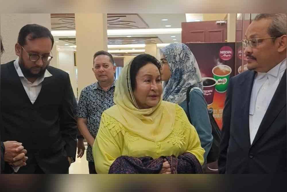 Rosmah (tengah) hadir ke Mahkamah Tinggi di Kuala Lumpur pada Khamis, bagi prosiding hujahan untuk menggugurkan kes.