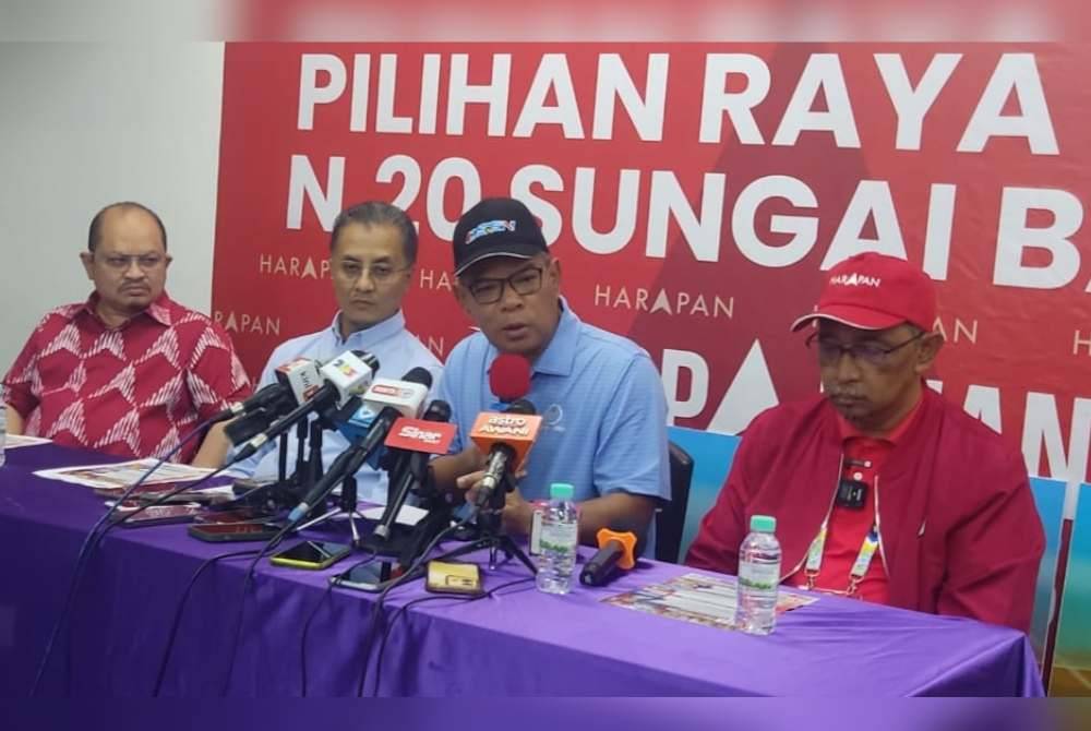 Saifuddin (dua dari kanan) semasa sidang media di Bilik Gerakan Utama Perpaduan di Sungai Bakap, Pulau Pinang, pada Khamis.