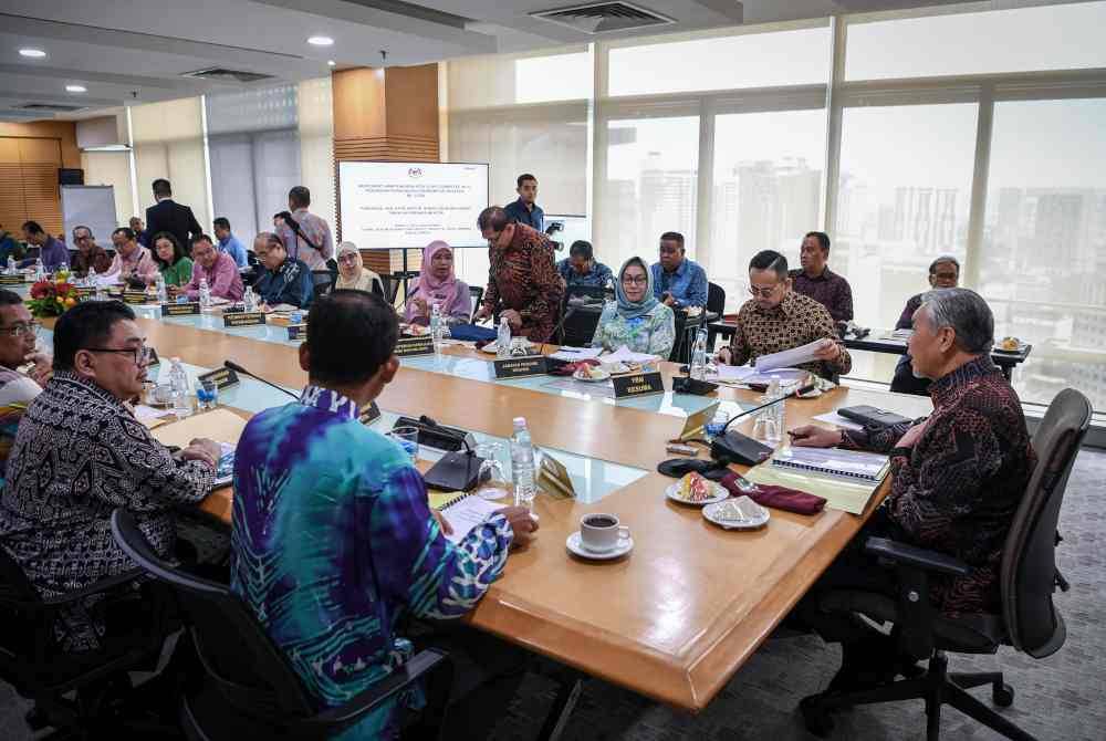 Timbalan Perdana Menteri, Datuk Seri Dr Ahmad Zahid Hamidi (kanan) mempengerusikan Mesyuarat Jawatankuasa Peringkat Tertinggi (HLC) Penubuhan Suruhanjaya Ekonomi GIG Malaysia pada Khamis. Foto Bernama