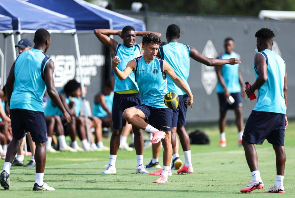 Pemain Ecuador menjalani latihan menjelang perlawanan menentang Argentina. Foto AFP