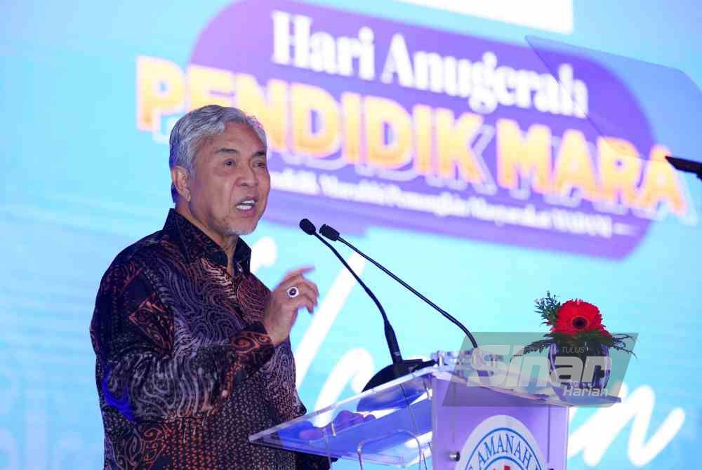 Timbalan Perdana Menteri, Datuk Seri Dr Ahmad Zahid Hamidi berucap pada Majlis Hari Anugerah Pendidikan Mara 2024 di sebuah hotel di sini pada Khamis. Foto Sinar Harian-MOHD HALIM ABDUL WAHID