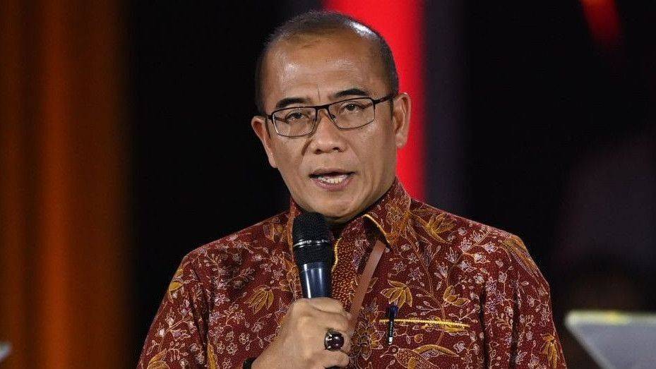 Hasyim dipecat daripada jawatannya sebagai Pengerusi Suruhanjaya Pilihan Raya Umum (KPU), atas tuduhan melanggar etika profesional.