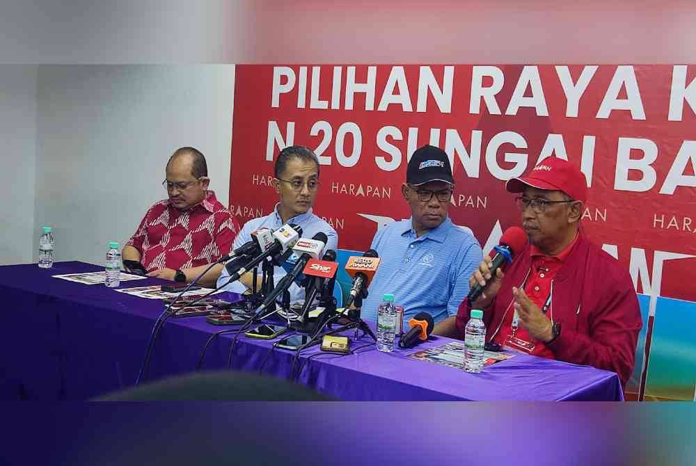 Saifuddin (dua kiri) bersama Joohari pada sidang akhbar di Bilik Gerakan Utama PH, Sungai Bakap pada Khamis.