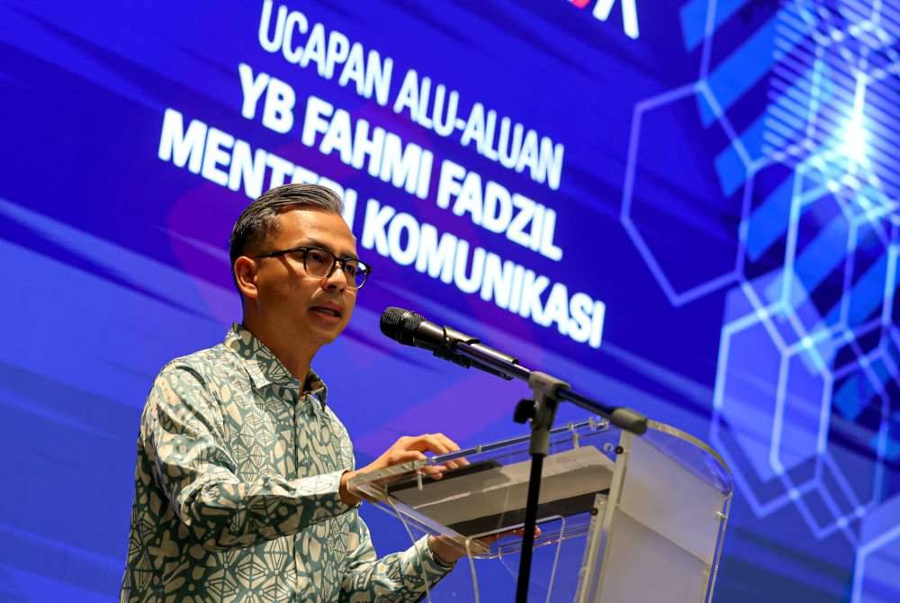 Fahmi menyampaikan ucapan pada Majlis Pertukaran Memorandum Persefahaman (MoU) antara Suruhanjaya Komunikasi dan Multimedia Malaysia (MCMC) dengan Lembaga Pembangunan Pelaburan Malaysia (MIDA) pada Khamis. Foto Bernama