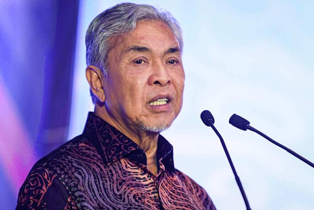 Ahmad Zahid menyampaikan ucapan pada Hari Anugerah Pendidik MARA bertemakan 'Pendidik Murabbi, Pemangkin Masyarakat Madani' di Menara Mara, pada Khamis. Foto Bernama