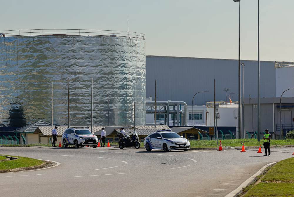 Pasukan Bomba dan Penyelamat, Polis Diraja Malaysia (PDRM) dan pasukan perubatan dilihat bersedia di sekitar kawasan kebocoran gas di Southern Support Zone Sepang Aircraft Engineering, Lapangan Terbang Antarabangsa Kuala Lumpur (KLIA), pada Khamis. Foto Bernama