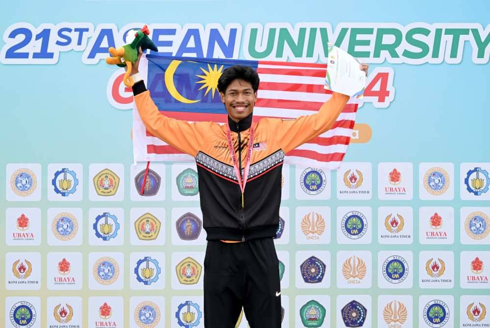 Azeem menambah kilauan pingat emas buat kontinjen Sukan Universiti ASEAN (AUG) Surabaya Malang 2024 apabila memenangi acara 200 meter (m) lelaki akhir di Lapangan Atletik FIK Universitas Negeri Surabaya (UNESA), pada Khamis.