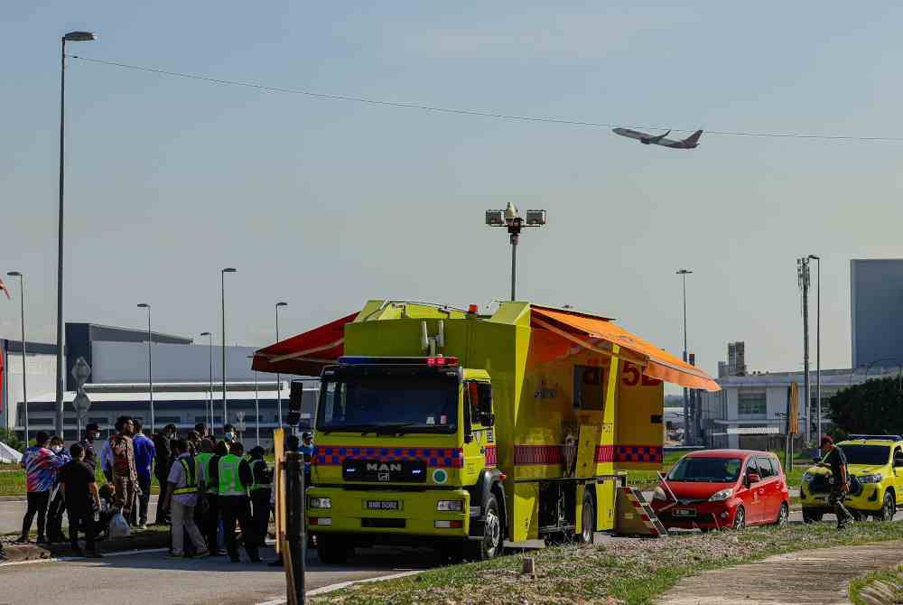 Pasukan Bomba dan Penyelamat, PDRM dan pasukan perubatan dilihat bersedia di sekitar kawasan kebocoran gas di Southern Support Zone Sepang Aircraft Engineering, Lapangan Terbang Antarabangsa Kuala Lumpur (KLIA) pada Khamis.