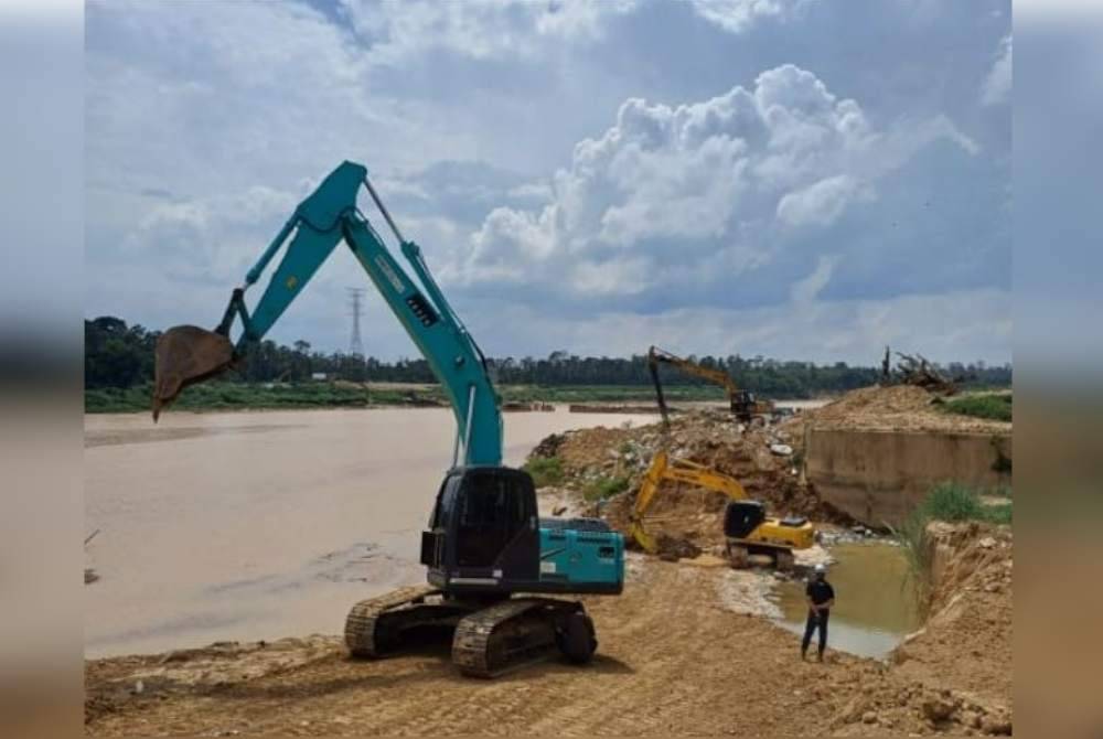 Proses pemecahan batu hampar di kawasan Stesen Pam Kemubu 2. Foto KADA