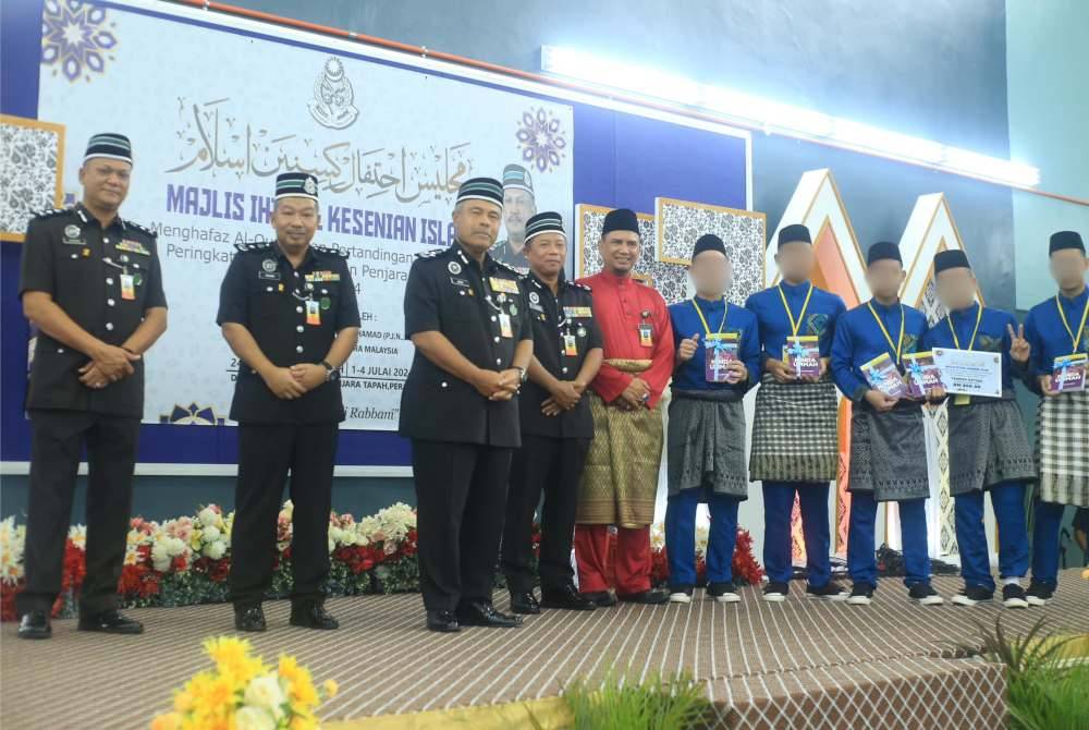 Abdul Aziz (tiga dari kiri) ketika Majlis Ihtifal Kesenian Islam Perujian Menghafaz Al-Quran dan Pertandingan Marhaban Peringkat Penghuni Jabatan Penjara Malaysia. Foto Jabatan Penjara Malaysia