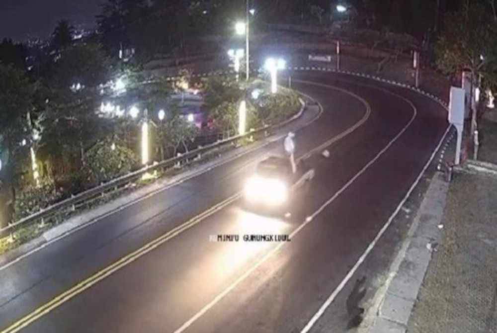 Rakaman CCTV yang memaparkan sosok pocong tersebut yang menerima pelbagai reaksi pengguna media sosial. Foto Agensi