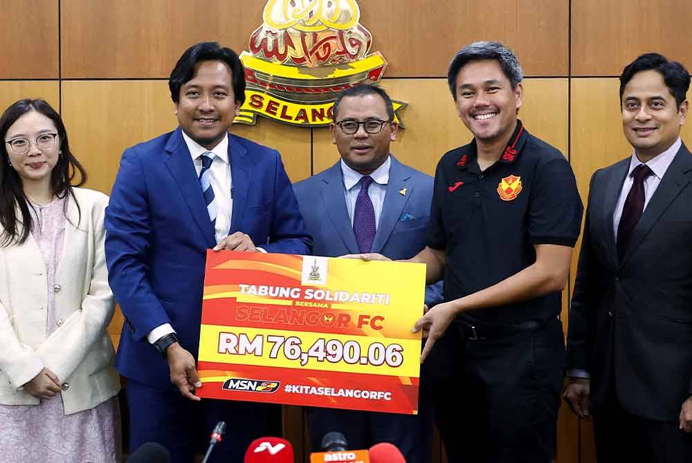 Amirudin Shari (tengah) menyaksikan penyerahan replika cek berjumlah RM 76,490.06 daripada Exco Belia, Sukan dan Keusahawanan Negeri Selangor Mohd Najwan Halimi (dua dari kiri) kepada Ketua Pegawai Eksekutif Selangor FC Dr Johan Kamal Hamidon (dua, kanan) pada Majlis Penyerahan Kutipan Tabung Solidariti bersama Selangor FC di Bangunan Sultan Salahuddin Abdul Aziz Shah - Foto: Bernama