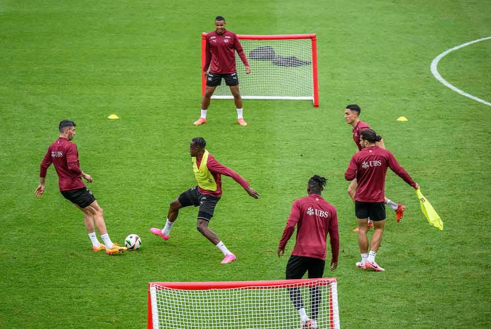 Pemain Switzerland menjalani latihan menjelang perlawanan menentang England. Foto AFP