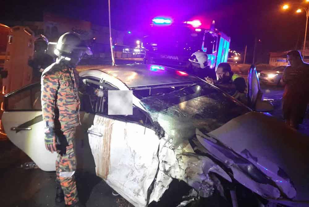 Keadaan kenderaan Toyota Vios remuk selepas bertembung dengan pacuan empat roda di kawasan lampu isyarat Fujimart, Jalan Kuhara, Tawau.