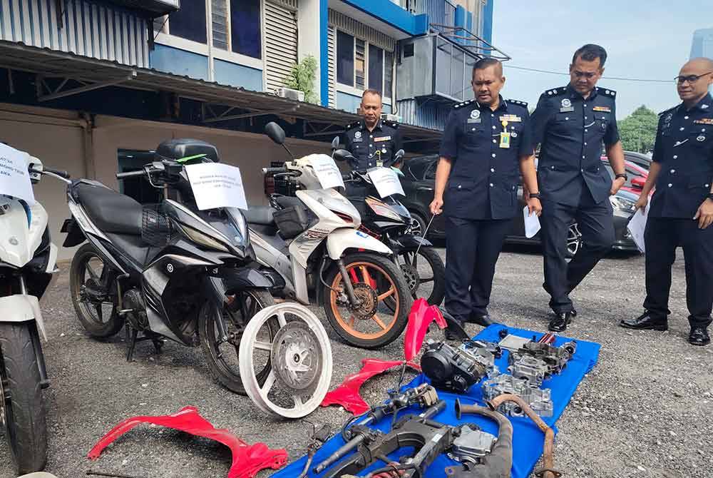 Mohamad Lazim (tiga kanan) menunjukkan antara komponen yang dirampas susulan penahanan tiga suspek di sekitar ibu negara, pada 26 Jun lalu.