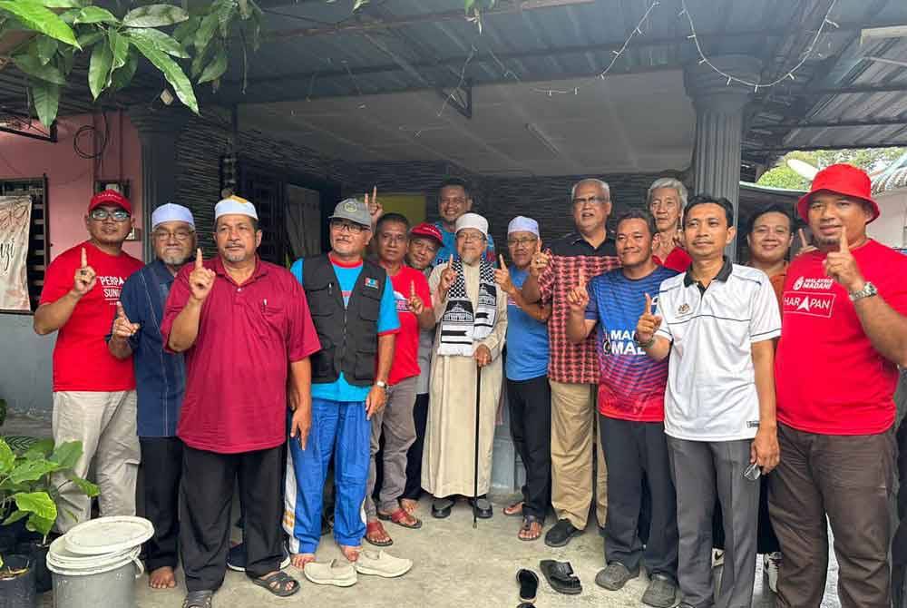 Mahfuz (enam kanan) bersama Penasihat Umum Amanah, Datuk Seri Ahmad Awang (tengah) semasa turun berkempen membantu calon PH di PRK Sungai Bakap.