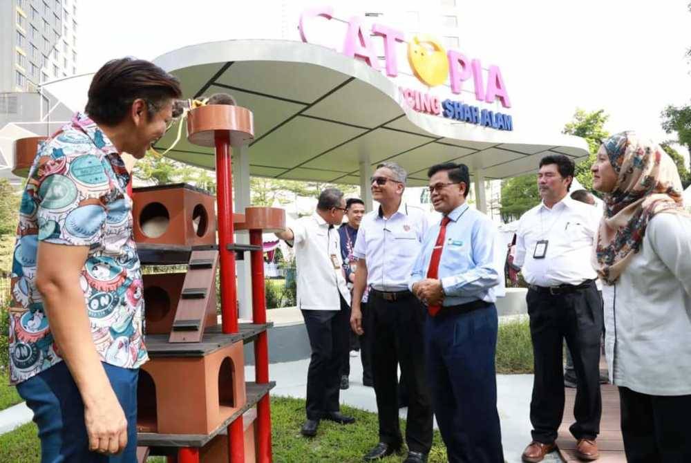 Majlis pelancaran disempurnakan Datuk Bandar Shah Alam, Datuk Mohd Fauzi Mohd Yatim (tiga dari kanan).