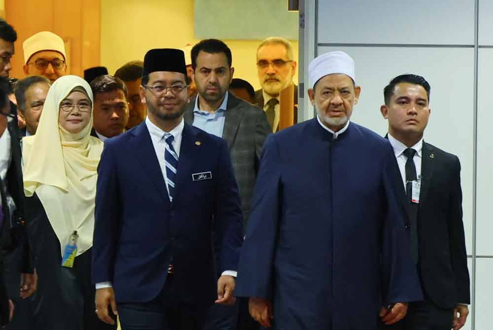 Sheikh Al-Azhar (dua dari kanan) diiringi oleh Timbalan Menteri di Jabatan Perdana Menteri (Hal Ehwal Agama) Dr Zulkifli Hasan (tengah) pada upacara pelepasan pulang selepas menamatkan lawatan khas empat hari ke Malaysia atas undangan Perdana Menteri Datuk Seri Anwar Ibrahim di Lapangan Terbang Antarabangsa Kuala Lumpur (KLIA) pada Jumaat. Foto: Bernama