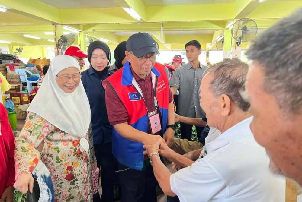 Joohari ketika diiringi isteri Perdana Menteri, Datuk Seri Dr Wan Azizah Wan Ismail walkabout di sekitar kawasan DUN Sungai Bakap.