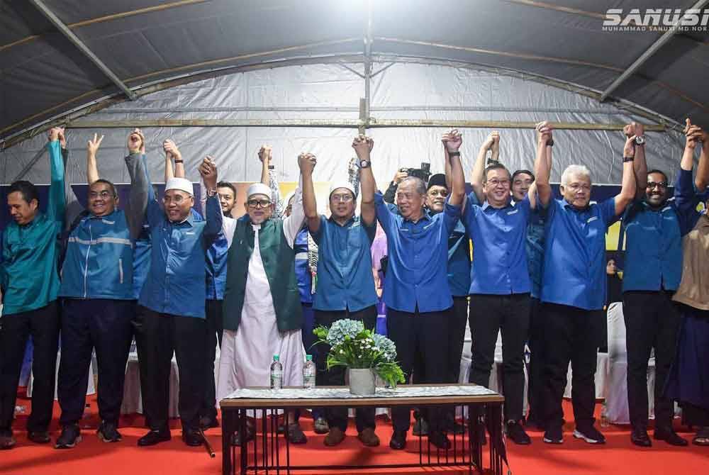 Abidin (enam, kanan) bersama pemimpin utama PN pada Ceramah Grand Finale PN di Taman Widuri, Sungai Bakap pada malam Khamis. FOTO FB MUHAMMAD SANUSI MD NOR.