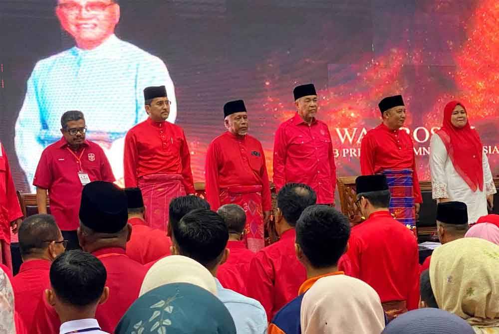 Ahmad Zahid (tiga dari kanan) semasa hadir merasmikan Mesyuarat Perwakilan UMNO Bahagian Jeli di Bukit Nangka, Jeli pada Jumaat.