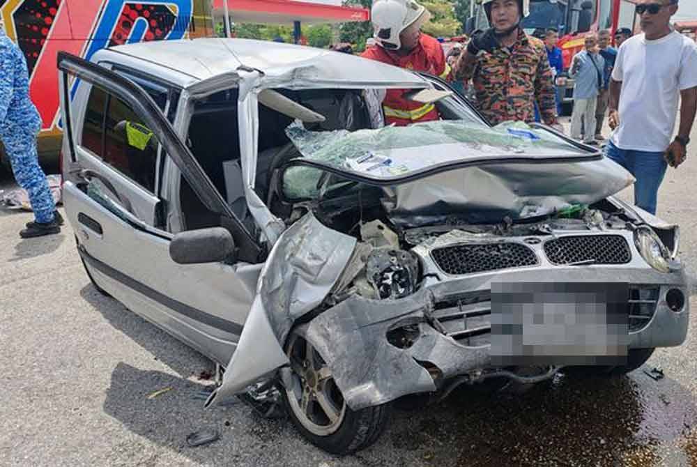 Kereta Perodua Kancil dinaiki mangsa remuk selepas kemalangan di Kilometer 3.7 Jalan Machang-Tanah Merah pada Jumaat.