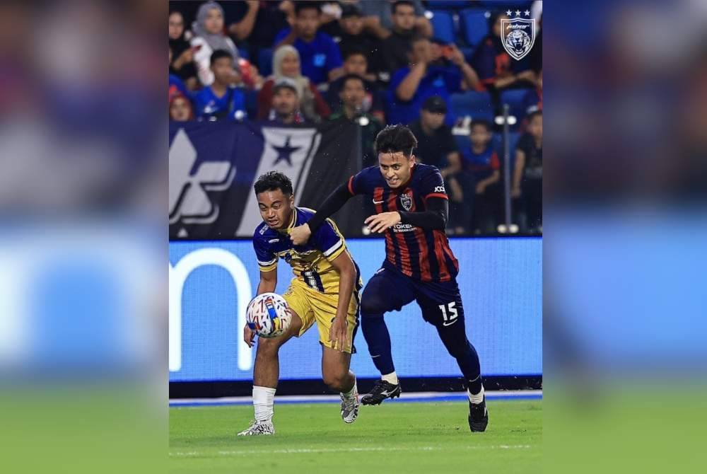 Pemain JDT, Muhamad Feroz Baharudin (kiri), berjaya melepasi kawalan pemain MUFT pada aksi suku akhir kedua, Piala FA, di Stadium Sultan Ibrahim, Iskandar Puteri, malam tadi. Foto Facebook Johor Southern Tigers