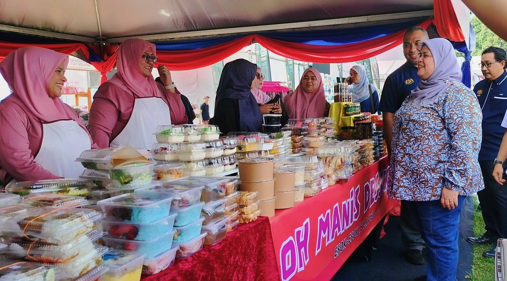 Rubiah meninjau reruai makanan yang mengambil bahagian pada Program Madani Rakyat 2024 Zon Pantai Timur yang berlangsung di Dataran Sayangi Kuantan di sini.