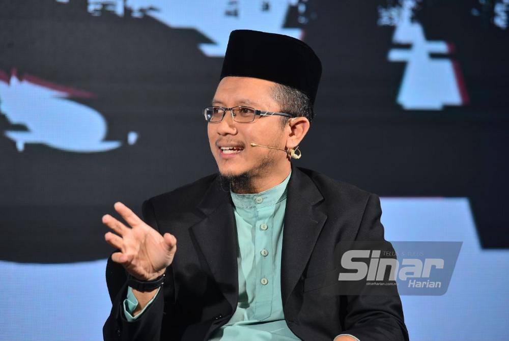 Azri Bhari ketika siaran langsung 'Di Sebalik Isu' bertajuk NGO: Bantu atau Tipu yang dihoskan oleh Finaz Yunus di Karangkraf pada Jumaat. Foto SINAR HARIAN/ ASRIL ASWANDI SHUKOR