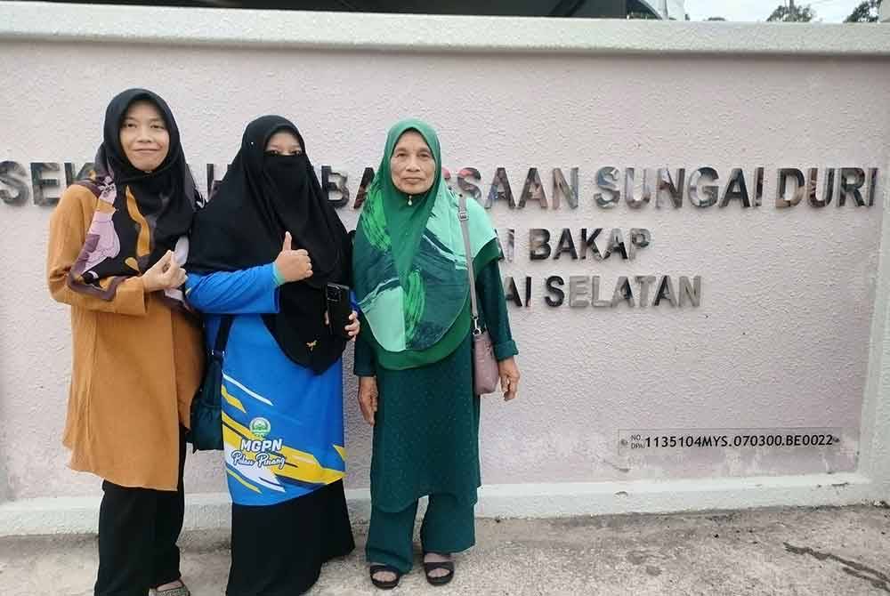 Hashimah (kanan) bersama pengundi lain antara yang sampai awal di Pusat Pengundian SK Sungai Duri.