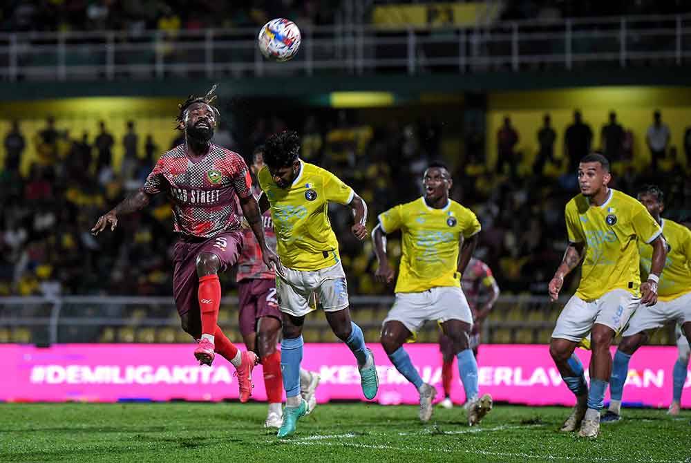 Pemain pasukan Kedah Darul Aman FC, Habib Haroon H Seaeed diasak pertahanan pasukan Pulau Pinang FC Namathevan Arunasalam pada perlawanan Piala FA 2024 di Stadium Darul Aman. Foto Bernama