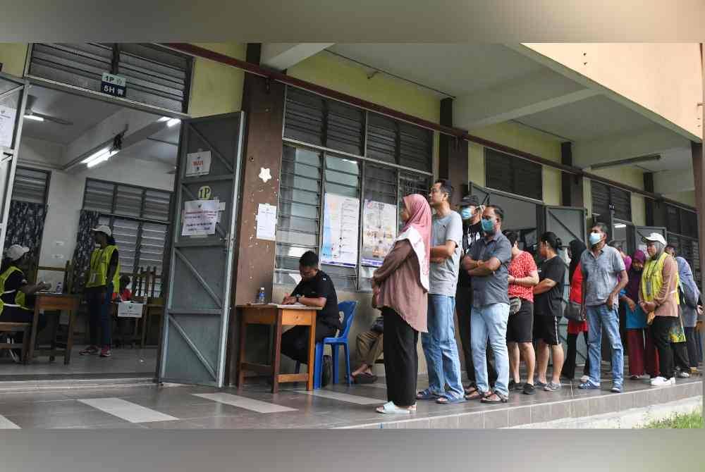 Orang ramai beratur untuk menunaikan tanggungjawab mengundi pada PRK Sungai Bakap di Sekolah Jenis Kebangsaan Cina (SJKC) Boon Beng pada Sabtu. Foto Bernama