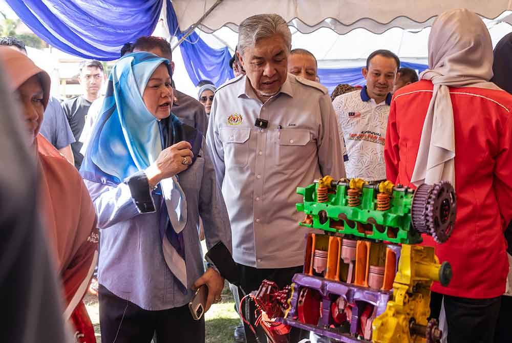 Ahmad Zahid ketika melawat reruai selepas perasmian sambutan Karnival Kerjaya dan Sukan anak muda Madani 1.0 di Padang Sekolah Menengah Sultan Ibrahim 1 pada Sabtu. - Foto Bernama