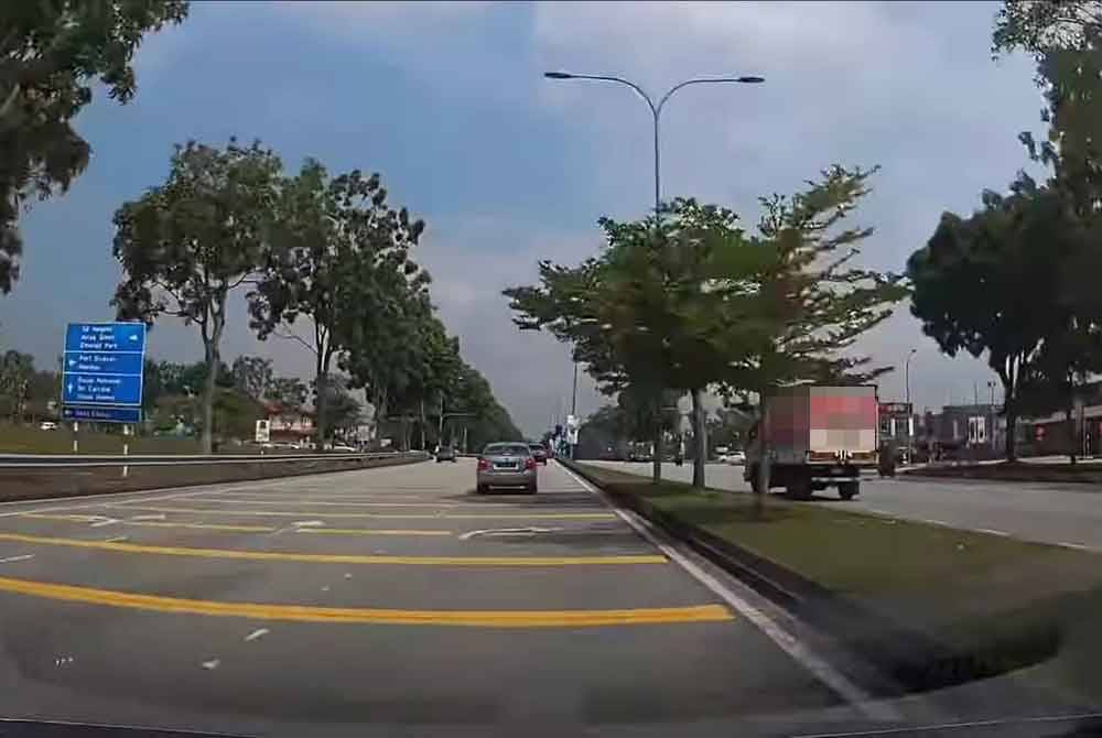 Tangkap layar video tular sebuah lori memandu melawan arus di Jalan Persiaran S2/3 berhampiran sebuah restoran makanan segera di sini, pada Jumaat.