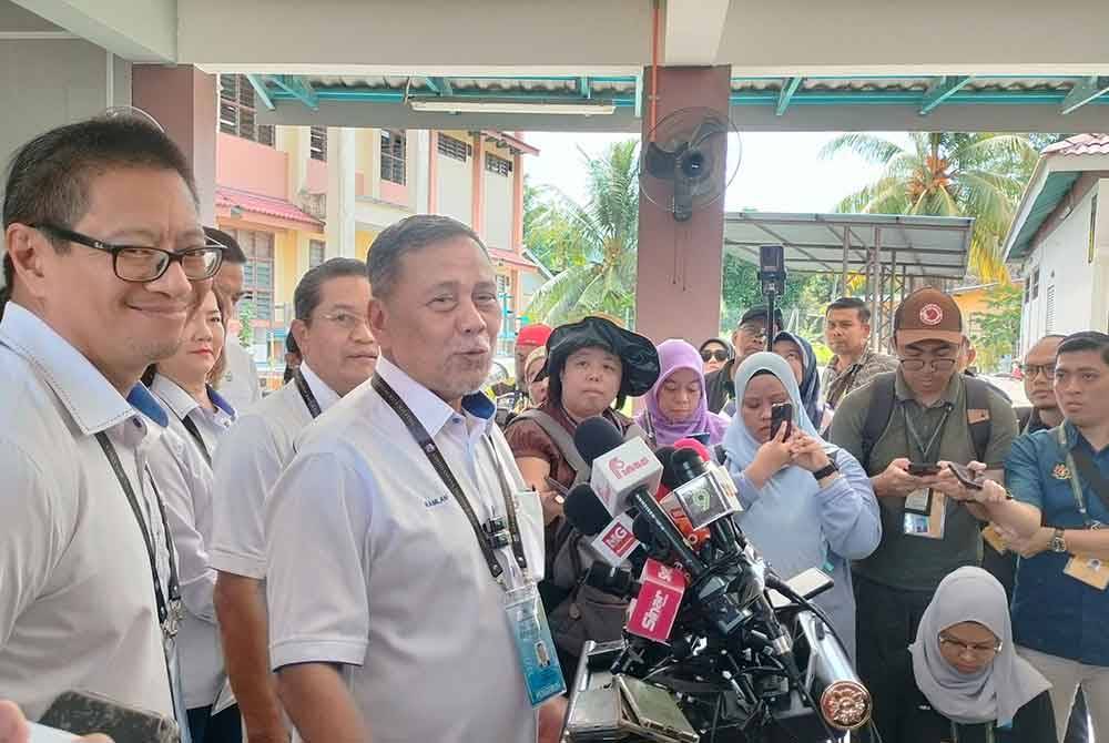 Ramlan ketika sidang media di Pusat Pengundian Sekolah Kebangsaan Sungai Duri sempena PRK Sungai Bakap.