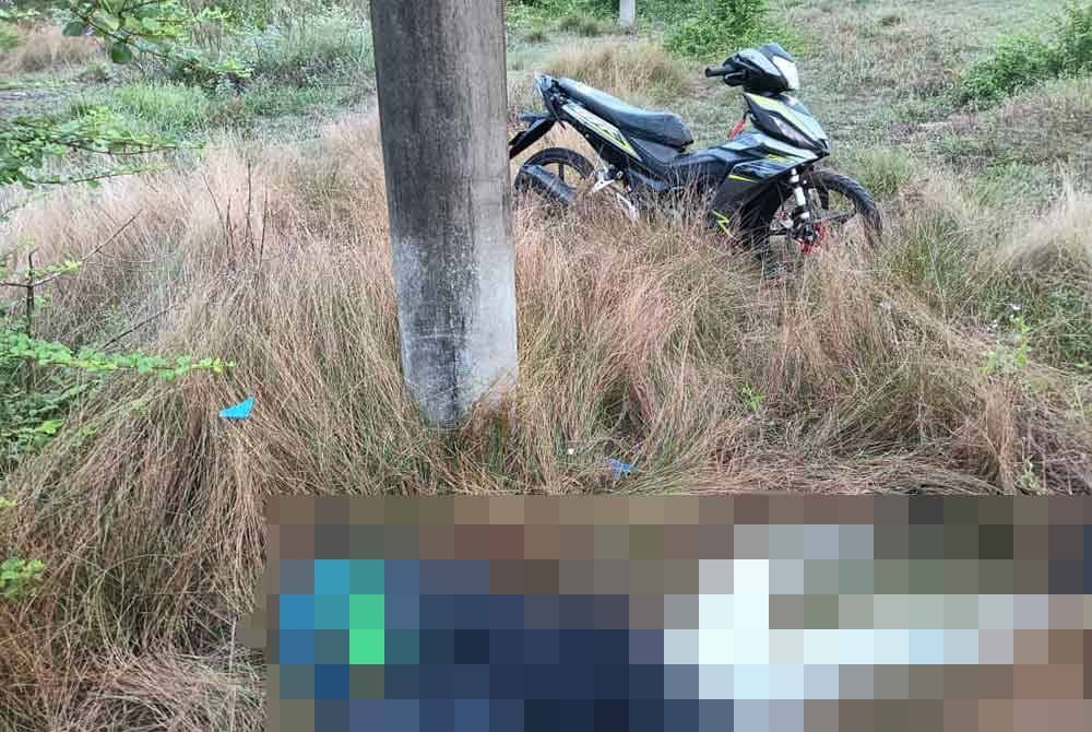 Keadaan mangsa selepas motosikal ditunggang terbabas lalu melanggar tiang elektrik di Jalan Mengabang Panjang Batu Rakit di Kuala Nerus pada Sabtu.