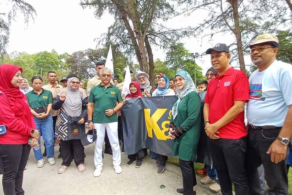 Alumni MRSM Kuantan merakam kenangan bersama Al-Sultan Abdullah dan Tuanku Azizah pada Majlis Mega Picnic sempena sambutan 50T MRSM Kuantan di Taman Gelora pada Sabtu.