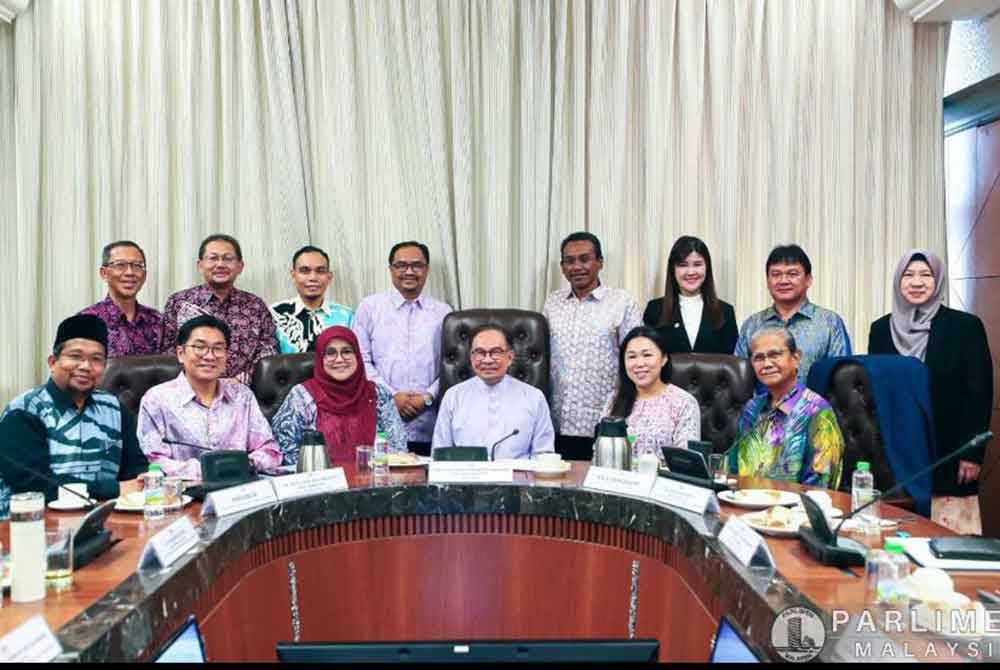 Tze Tzin berkongsi gambar Anwar (duduk, tengah) yang meluangkan masa bertemu ahli PAC di Parlimen pada Khamis.