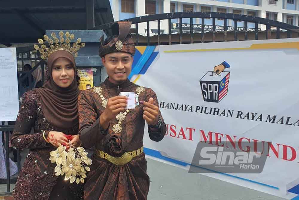 Muhammad Syafiq menunjukkan &#039;inai biru&#039; selepas selesai mengundi di SK Jawi pada Sabtu.