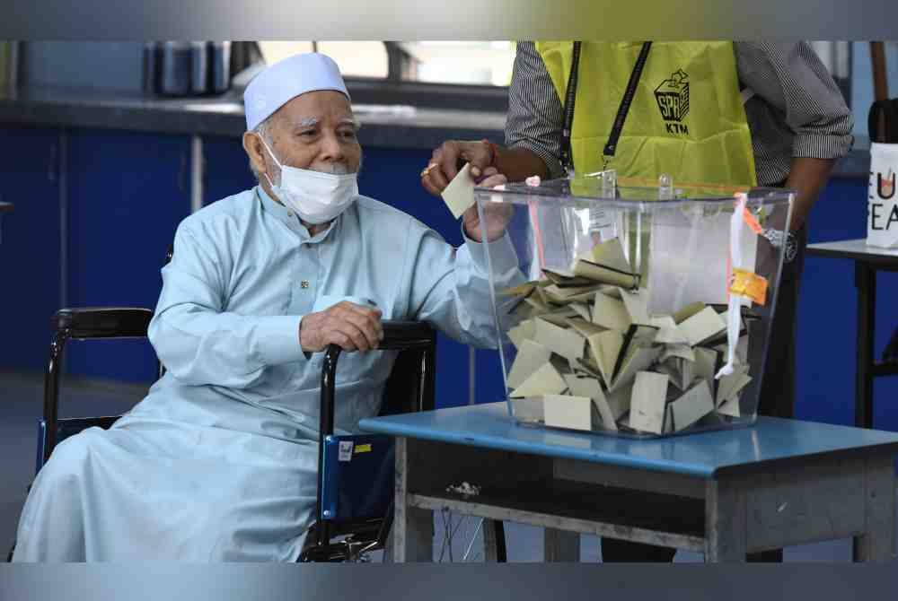 Pengundi, Harun Chik,72, mengundi pada PRK Sungai Bakap di Sekolah Jenis Kebangsaan (C) Boon Beng pada Sabtu. Foto Bernama