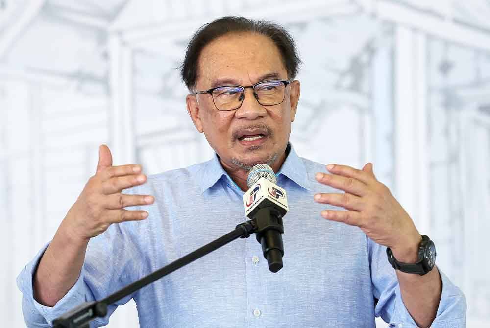 Anwar berucap pada Majlis Peluncuran Program Kampung Angkat Madani Peringkat Kebangsaan 2024 di Kampung Chengal Lempong pada Sabtu. Foto Bernama