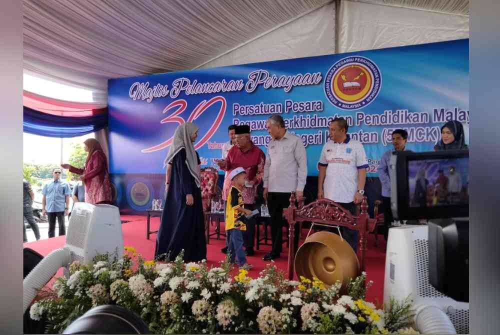 Ahmad Zahid menyampaikan sumbangan kepada golongan yang memerlukan ketika Majlis Pelancaran 30 tahun 5PMCK pada Sabtu.