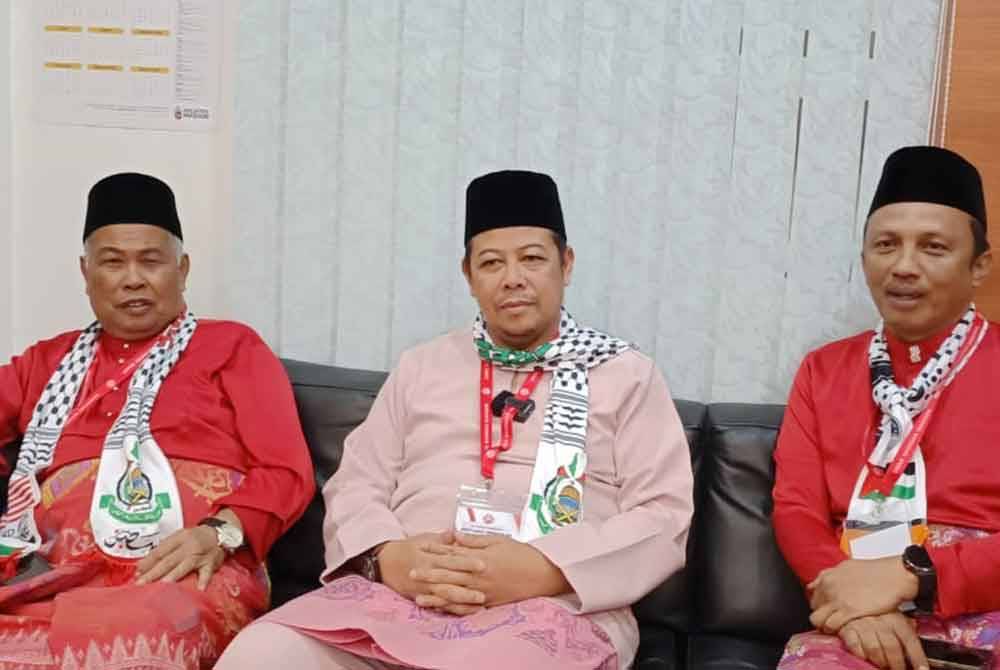 Mohd Razlan (tengah) pada sidang akhbar selepas merasmikan Persidangan Agung UMNO Bahagian Kemaman di Pejabat UMNO Bahagian Kemaman pada Sabtu.