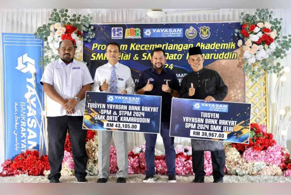 Syaiful Rizal menyampaikan bantuan kepada Efandi (dua dari kanan) dan Hairo Rose (kiri) pada Program Kecemerlangan Tingkatan 5 dan 6 di Batu Kurau. Foto ihsan YBR