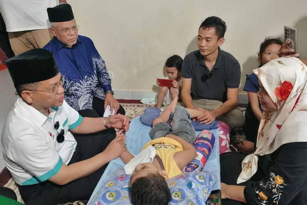 Mohd Na&#039;im (kiri) menziarahi adik Azriel Mifzal yang sakit terlantar akibat menghidap saraf genetik sejak lahir.