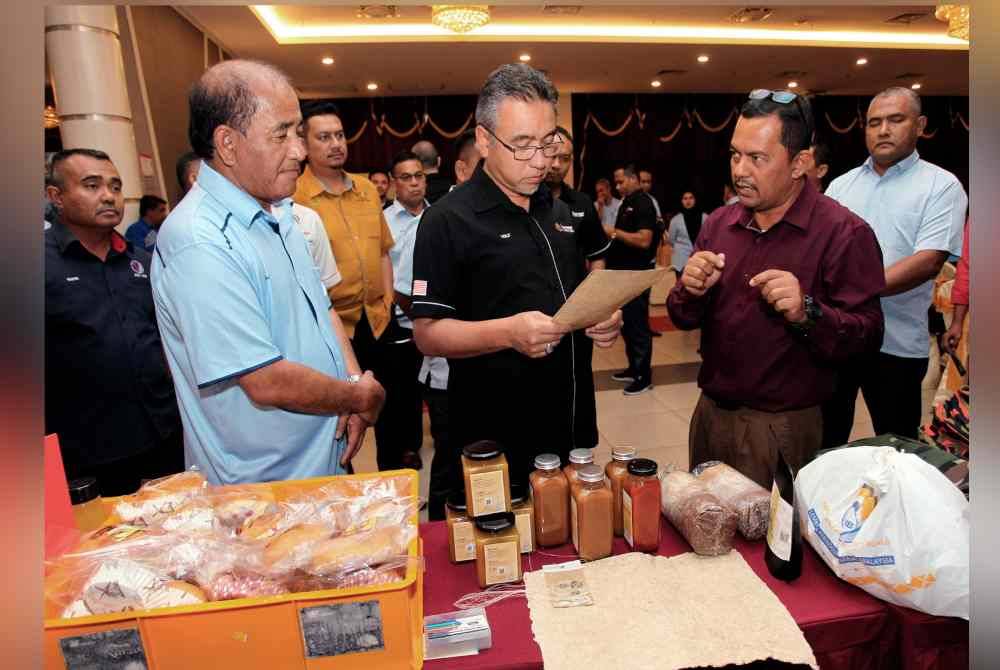 Adly (tengah) melawat reruai jualan usahawan pada Program Pemerkasaan Keusahawanan Veteran Angkatan Tentera Malaysia di Kamunting pada Sabtu. Foto Bernama