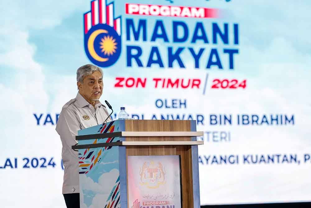 Ahmad Zahid menyampaikan ucapan pada Majlis Perasmian Program MADANI Rakyat 2024 Zon Timur di Dataran Sayangi Kuantan hari ini. Foto Bernama