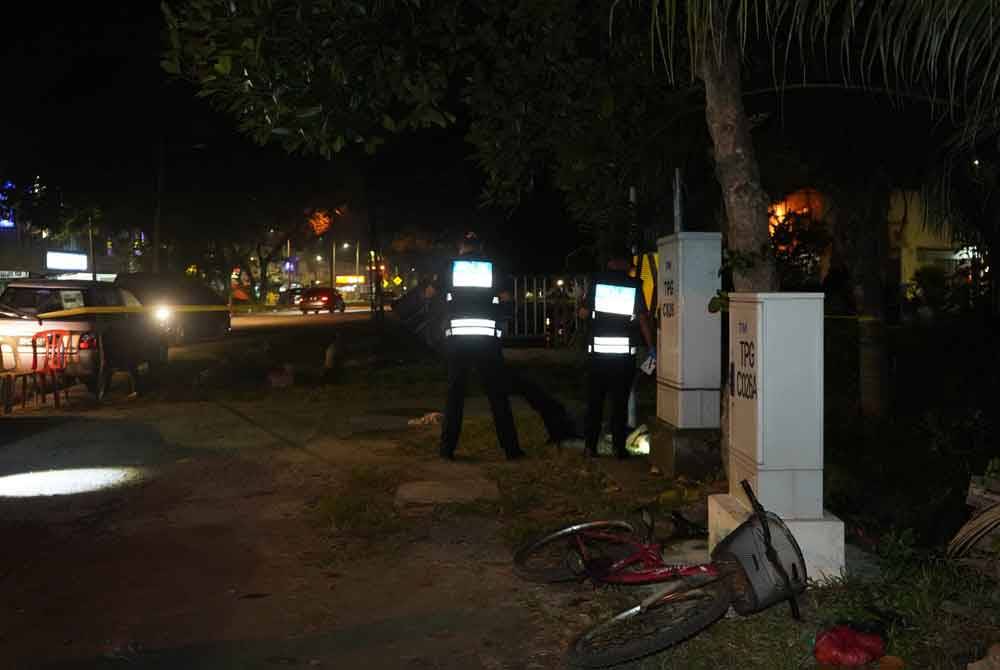 Anggota polis melakukan siasatan di lokasi penemuan mayat mangsa yang dipercayai terhantuk batu longkang dekat Jalan Telok Mengkuang, Telok Panglima Garang di Kuala Langat pada Jumaat.