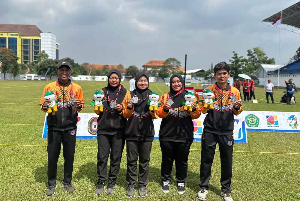 Skuad memanah negara di AUG 2024 meraih pingat perak dalam acara recurve berpasukan campuran di Stadion Cakrawala, Universitas Negeri Malang pada Sabtu. Foto FB Sukan IPT.