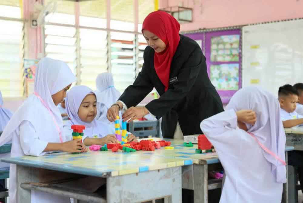 Guru seolah-olah dipandang sebagai pekerja bawahan yang boleh disuruh-suruh menjaga budak-budak di sekolah. Gambar hiasan